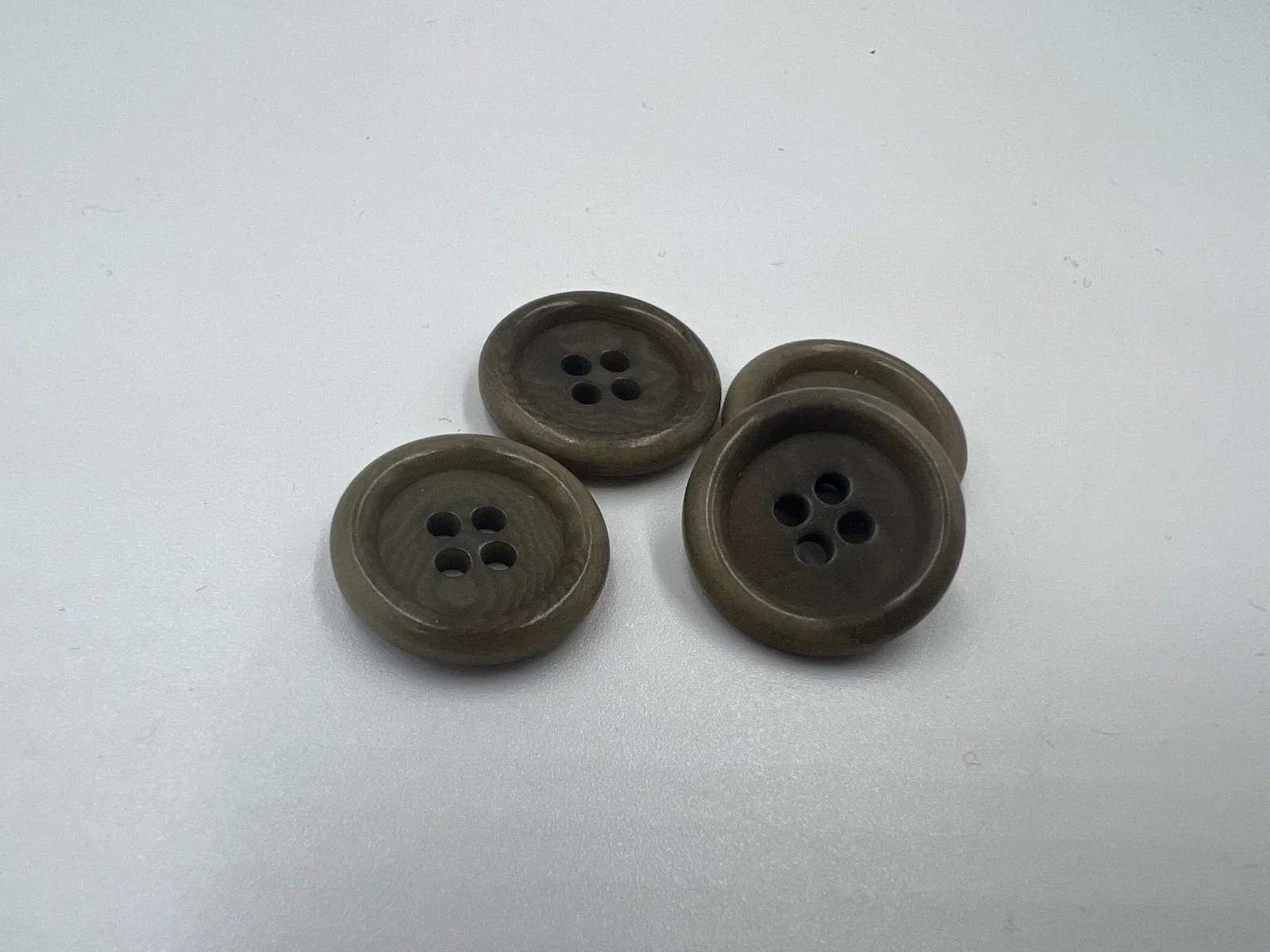 BOUTON POLYESTER 18MM OLIVE